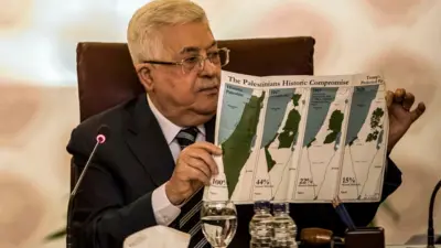 الرئيس الفلسطيني محمود عباس يرفع خرائط لفلسطين.
