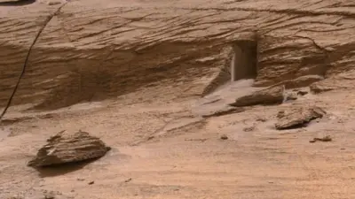 ภาพมุมกว้างของภูมิประเทศบนดาวอังคาร ซึ่งบางจุดดูคล้ายกับประตูทางเข้าฐานลับของเอเลียน