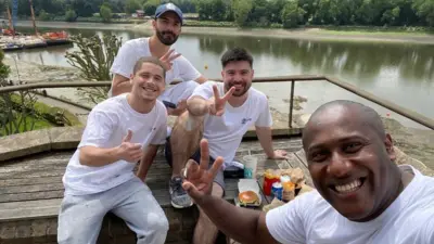 Oseas (à esquerda) com sua equipe de trabalho em Londres