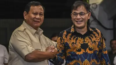 Ketua Umum Partai Gerindra Prabowo Subianto (kiri) bersama Politikus PDIP Budiman Sudjatmiko (kanan) memberikan keterangan pers usai menggelar pertemuan di Kertanegara, Jakarta Selatan, Selasa (18/07).