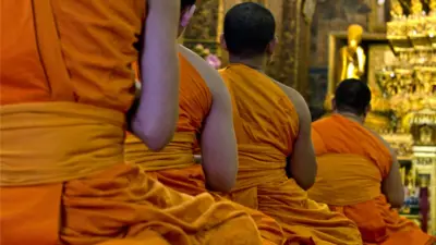 Monjes budistas orando.
