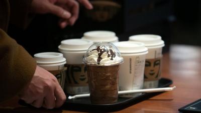 오는 6월10일부터 커피 등 음료를 일회용 컵에 구매하는 소비자는 음료 가격 외에 보증금을 추가로 지불해야 한다