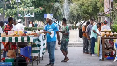Forodhani Garden Zanzibar: Eneo linalokusanya watu wengi, hasa jioni visiwani Zanzibar