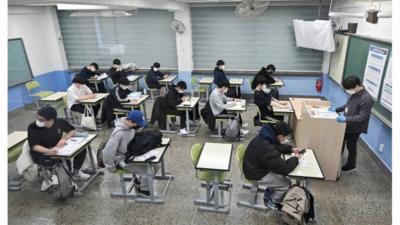 นักเรียนนั่งสอบในเกาหลีใต้