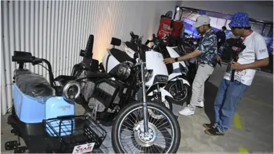 Pengunjung mengamati sepeda motor listrik pada Pameran Kendaraan Listrik Berbasis Baterai dalam rangkaian KTT G20 di Bali Collection, Nusa Dua, Bali, Sabtu (12/11)
