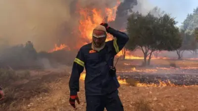 رجل من فرق مكافحة الحرائق في اليونان