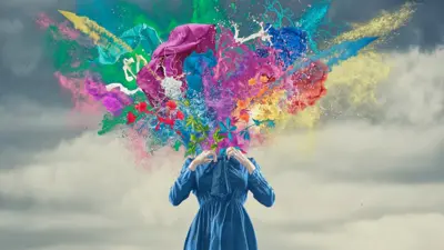 Mujer con la cabeza estallando en mil colores