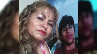 Ceci Flores con una foto de su hijo Alejandro