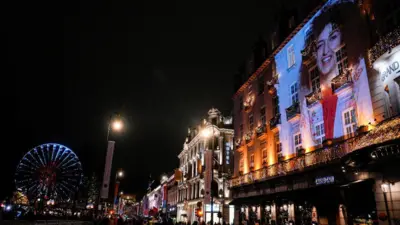 تصویر نرگس محمدی روی ساختمانی در اسلو