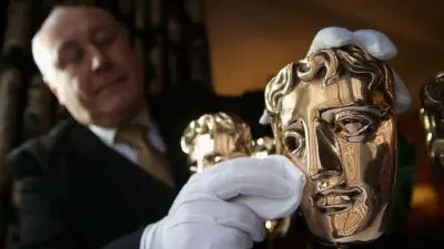 بفتا یک جایزه مستقل است که توسط دست‌اندرکاران صنعت سینما توسط «آکادمی جوایز فیلم بریتانیا» که یک نهاد صنفی است، اهدا می‌شود