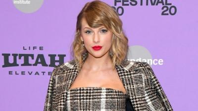 Taylor Swift Love Story Taylor S Version Is Released Ahead Of Newly Re Recorded Fearless Album Cbbc Newsround