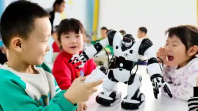 چند کودک درحال بازی با یک ربات کوچک