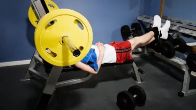 Hombre durmiendo en gym