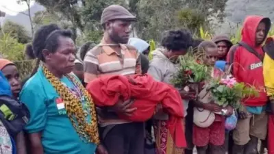 Bertinus menggendong jenazah anaknya, Melpianus yang tewas akibat kontak senjata di Kampung Jogotapa, Sugapa, Intan Jaya, pada 2021.