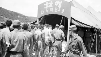 사진은 판문점에서 국군 포로들이 줄지어 서있는 모습.