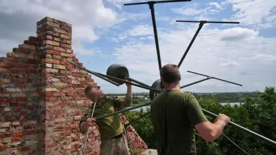 Ukrainian electronic warfare unit puts up an antenna
