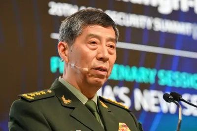 တရုတ်ကာကွယ်ရေးဝန်ကြီး ဗိုလ်ချုပ်ကြီးလီရှန်းဖူ 