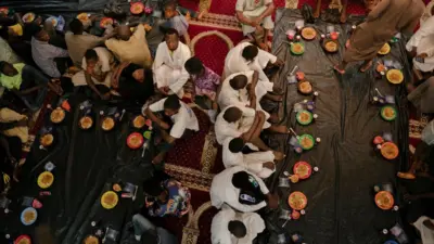 Des jeûneurs en attente du repas de rupture dans une mosquée