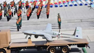 Türkmenistan'da, bağımsızlığın 32. yıl kutlamaları kapsamında düzenlenen askeri geçit töreninde sergilenen, Türkmenistan silahlı kuvvetleri envanterindeki bazı silahlar arasında Bayraktar TB2 de yer aldı.