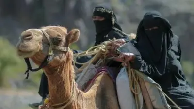 Des femmes enceintes a dos de chameau