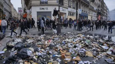 Des tas d'ordures dans lune rue à Paris