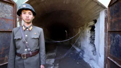 북한 군인이 2018년 5월 24일 북한 풍계리 핵실험장 터널 입구에 서 있다