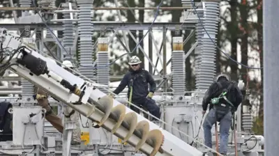 پس از حمله به یک نیروگاه برق در کارولینای شمالی در دسامبر ۲۰۲۲، کارگران آسیب وارده به آن را تعمیر می‌کنند