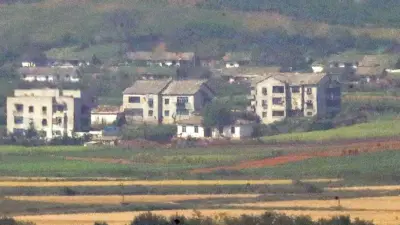 북한 황해북도 개풍군 일대 한산한 모습의 건물들