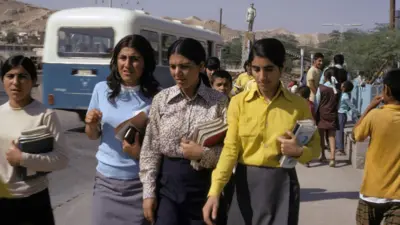 Estudiantes caminando en Irán