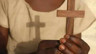 Un fidèle avec une croix