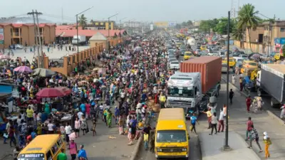 Foto of Lagosians for Oke-Odo Market during covid 19 period