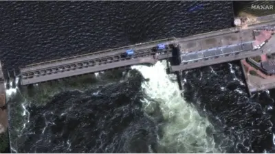 人工衛星から撮影したカホウカ・ダムの被害