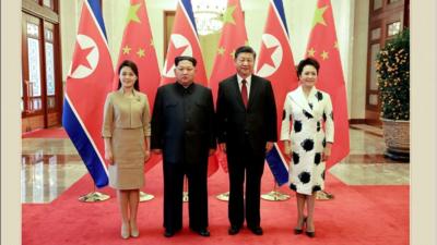 북한 외국문출판사가 지난해 5월 12일 공개한 사진에는 김 위원장이 2018년 3월 중국을 방문해 시진핑 주석과 기념촬영을 하는 모습이 실려있다