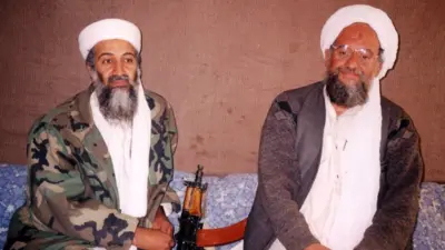 Усама бен Ладен (сол жакта) жана Айман аль-Завахири (оң жакта), 2001-жыл. Завахири “Аль-Каиданын” көрүнүктүү өкүлү жана идеологу болчу