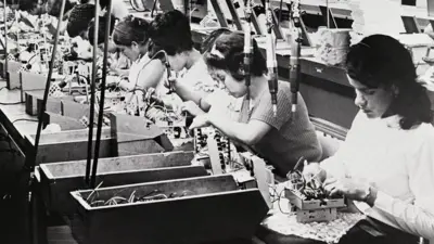 Mujeres en una fábrica en Puerto Rico