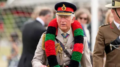 شاهزاده چارلزبا اکلیل به رنگ پرچم افغانستان