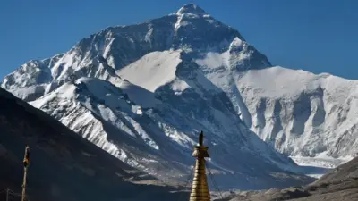 從西藏珠峰大本營附近的絨布寺看珠穆朗瑪峰。尼伯爾與中國接壤，中間隔著喜馬拉雅山脈。