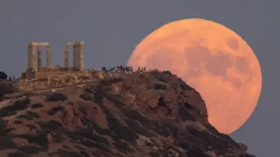 People watch the blue supermoon rising at the Temple of Psiedon, near Athens, Greece. Photo: 30 August 2023