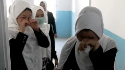 دخترانی که از شنیدن این خبر در مکتب شان در کابل در ۲۳ مارچ ۲۰۲۲ اشک می ریختند.