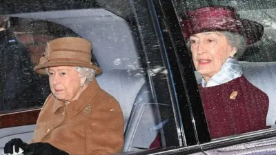 En la foto, la reina Isabel II se va después de asistir a un servicio religioso matutino en la iglesia de Santa María Magdalena en Sandringham, Norfolk.