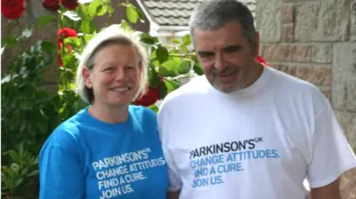 Joy detectó el olor a Parkinson por primera vez en su esposo, a quien le diagnosticaron la enfermedad a la edad de 45 años.