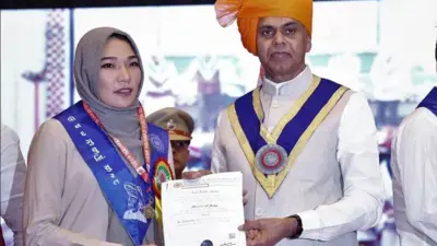 راضیه مرادی از آچاریا دوورات، فرماندار گجرات مدال طلا دریافت کرد