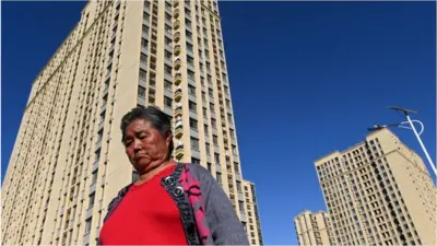 베이징에 한 건물 앞을 걷고 있는 여성