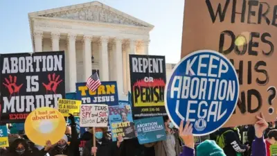 Des activistes pro ou contre l'avortement