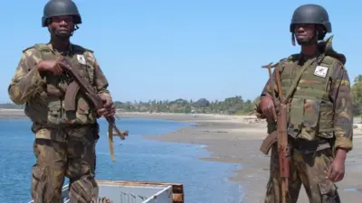 Des soldats mozambicains se tiennent dans un port à Mocimboa da Praia, dans le nord du Mozambique, le 12 août 2021.