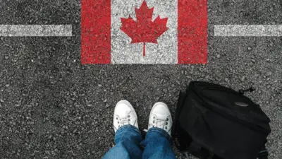 bandeira do canadá com uma pessoa e sua mala