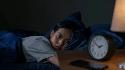 ผู้หญิงตาปรือมองนาฬิกา