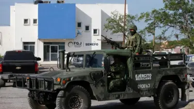 Carro militar com soldado e arma no topo