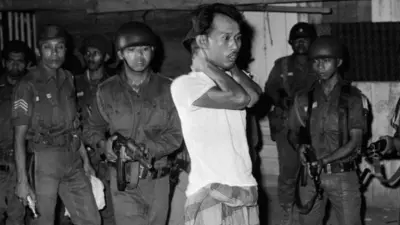 Seseorang yang dituduh simpatisan PKI ditangkap di Pulau Jawa oleh aparat militer, setelah 1 Oktober 1965