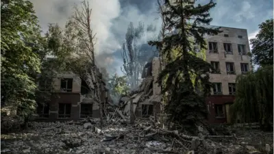 دخان يتصاعد فوق بقايا مبنى دمرته ضربة عسكرية ، مع استمرار الهجوم الروسي على أوكرانيا ، في ليسيتشانسك ، منطقة لوهانسك ، أوكرانيا ، 17 يونيو 2022.